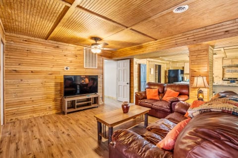 Pet Frndly Lakefront Cabin Hottub Gamerm Fireplace