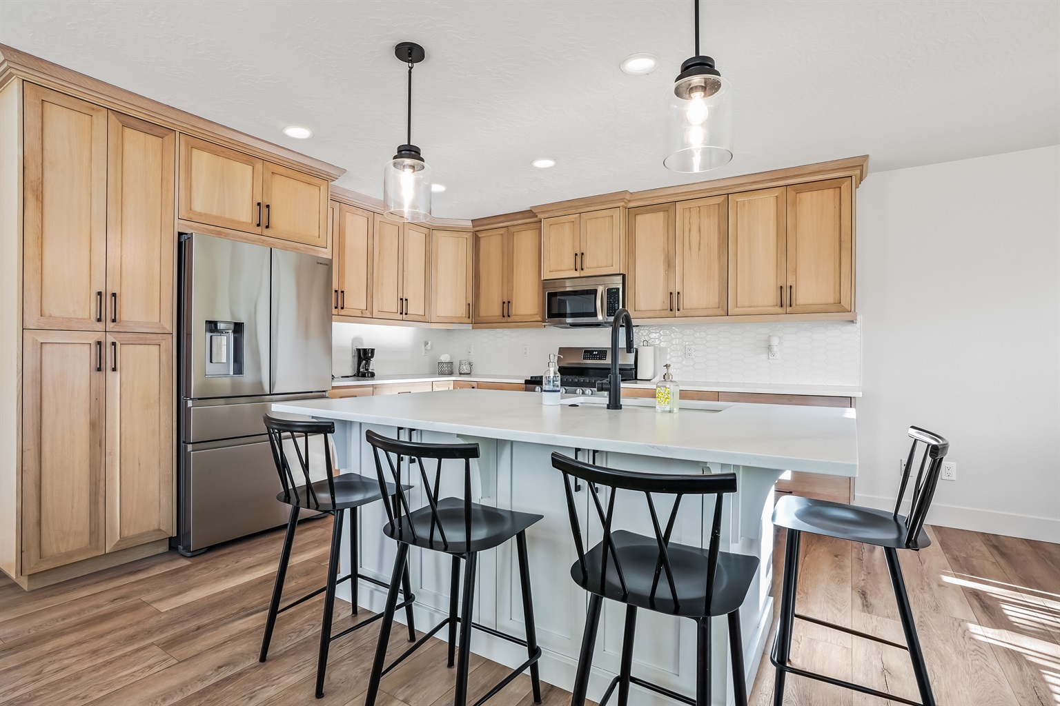 spacious-5-bedroom-retreat-with-pool-access/