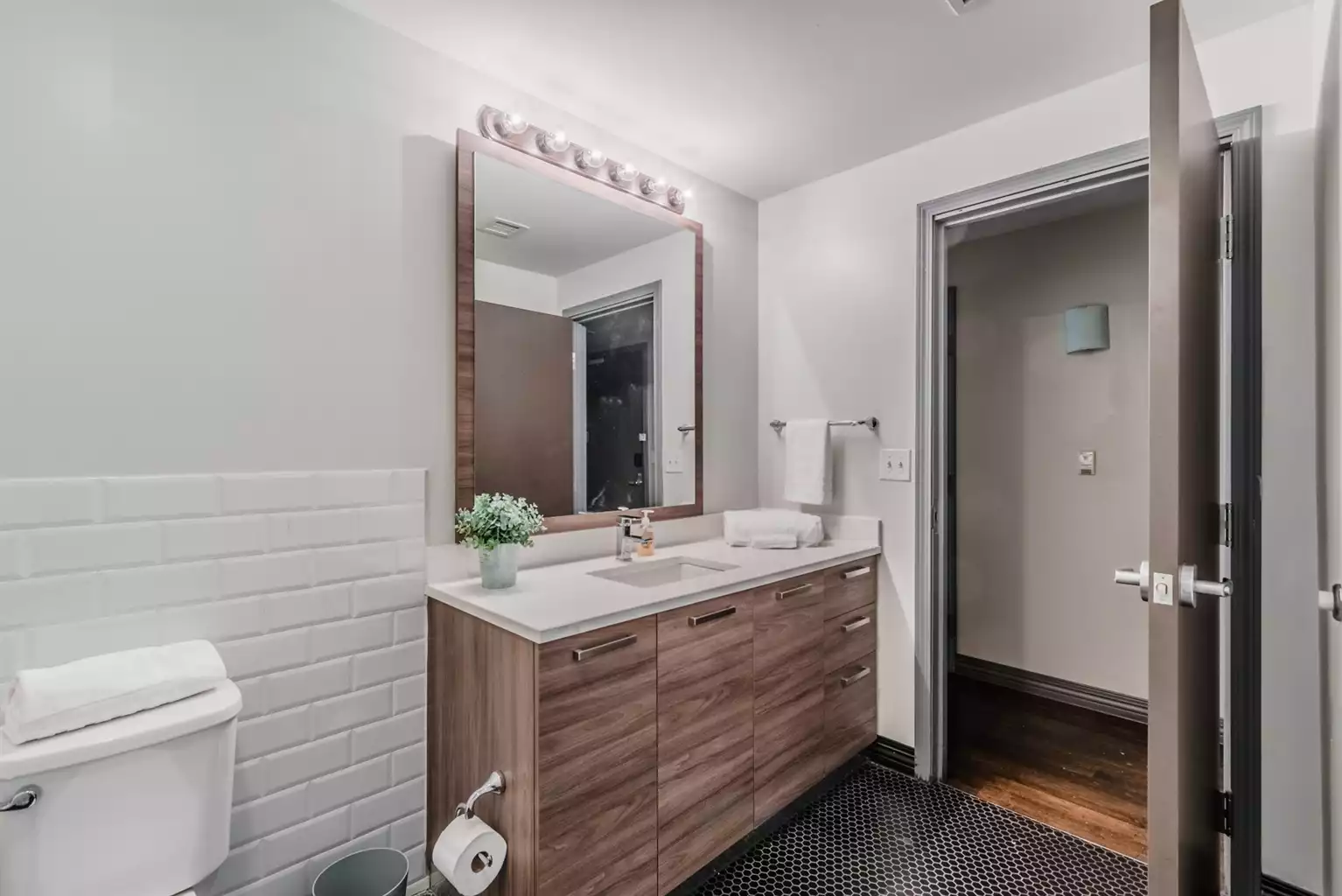 2br-or-spacious-apartment-or-downtown-or/