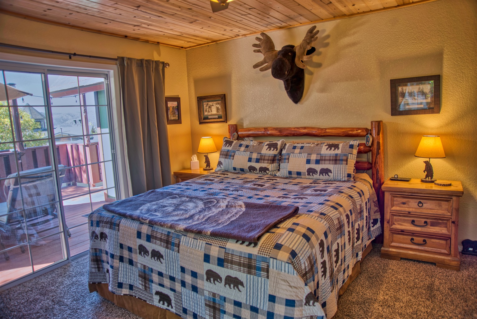 Our upstairs bedroom opens out to the upper deck - Bear Haven Cabin - Big Bear Lake