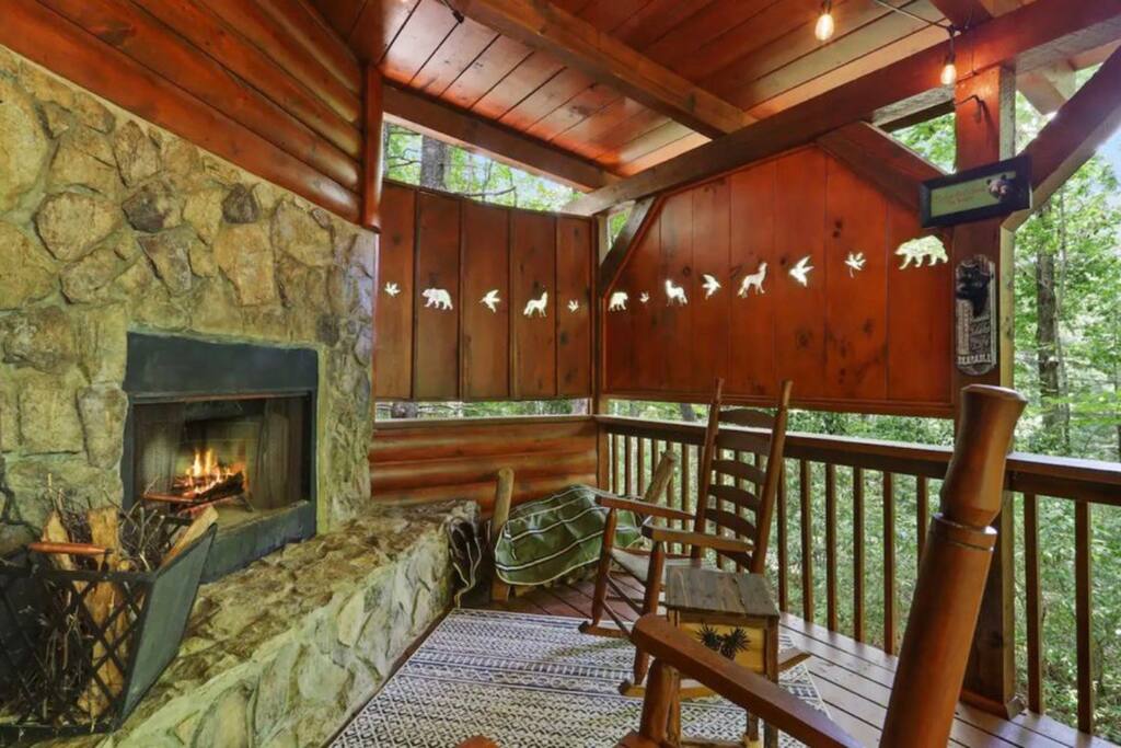 Enjoy your morning coffee or evening s'mores in front of the outdoor log fireplace. - The Woods At Whitetail Ridge- 2 fireplaces- - Ellijay