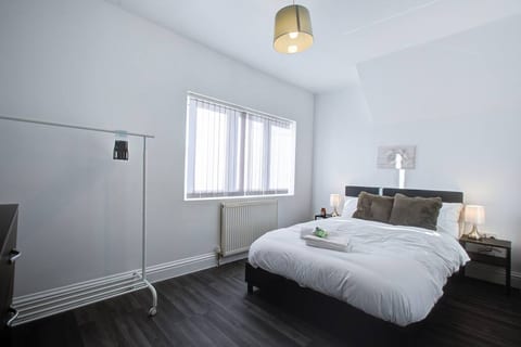 Modern 5 Bed 3 Bath House in Colchester