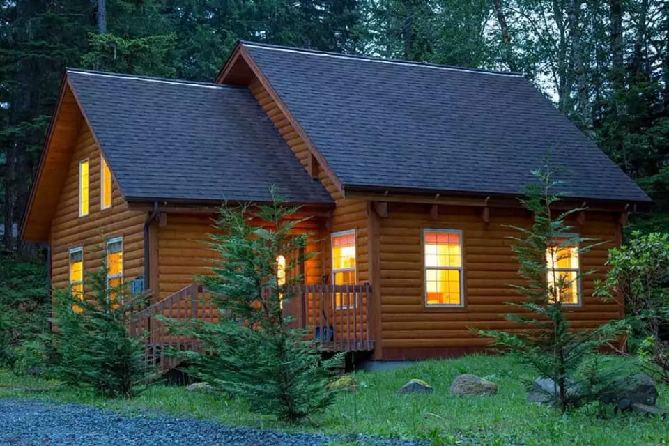 All of the charm of a "log-cabin," the modern Wildflower Cabin is well equipped for your enjoyment as you visit Mt. Rainier.