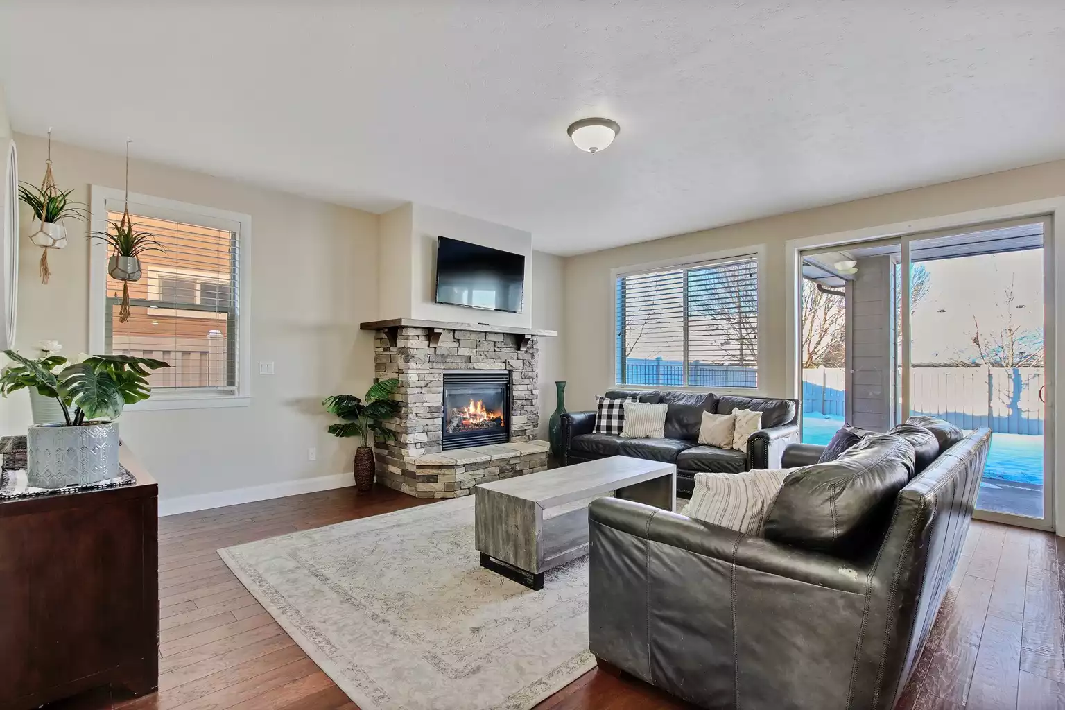 beautiful-5-bedroom-home-with-hot-tub-sleeps-16/