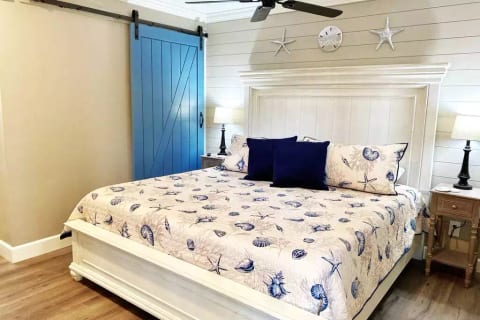 RARE Expanded Bedroom w/KING BED & 65” SmartTV! Enjoy your downtime watching FREE NETFLIX & CABLE!
(Prime, Hulu, etc. bring your passwords.)