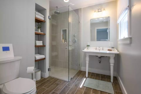 Full bath in primary bedroom
