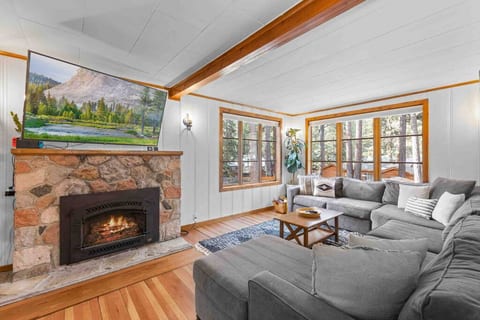 Perfect location! Cabin w/ hot tub- walk to beach