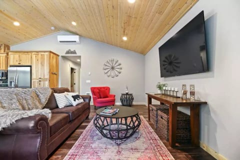 New Listing!! Kirby's Cabin on the Lake