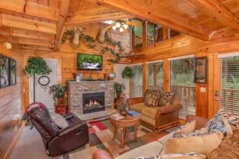 "Smokey Max Cabin", 2 bed 2 bath 8 people sleeping