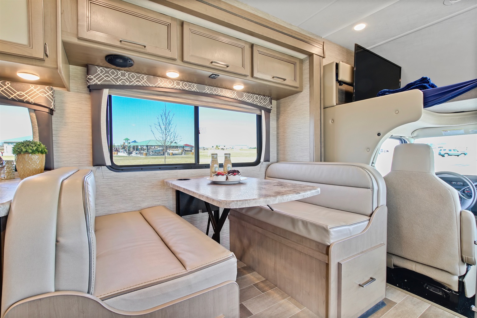 2021-luxury-thor-chateau-(bunk-beds)/