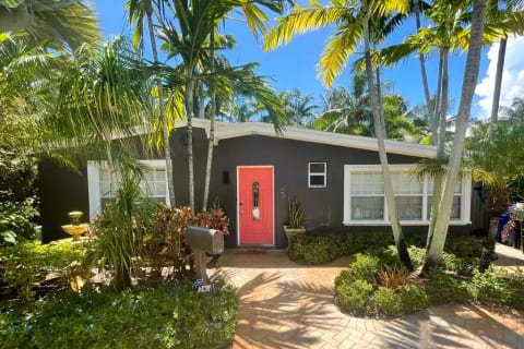 I think we're calling this color combination Coconut Clash...but the jury is still out on that. Cascading Coconut? Coral Dream? Anyway, we love the new colors in and outside the home!