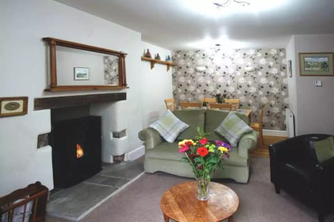 Charming private cottage in town centre