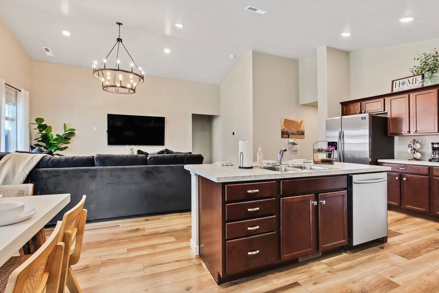 the-meridian-manor-or-private-4-bedroom-home/