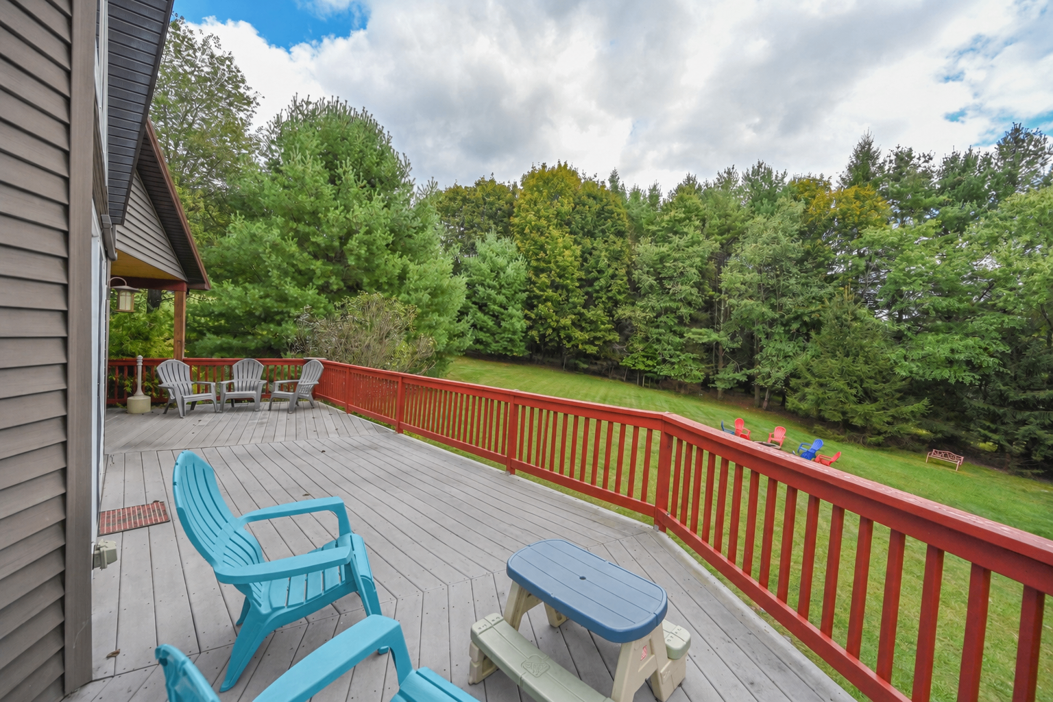Spacious deck overlooking back yard