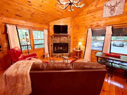 The Woods At Whitetail Ridge- 2 fireplaces-