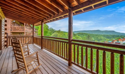 Top of the Smokies - Brand-New Luxury Pool Cabin!