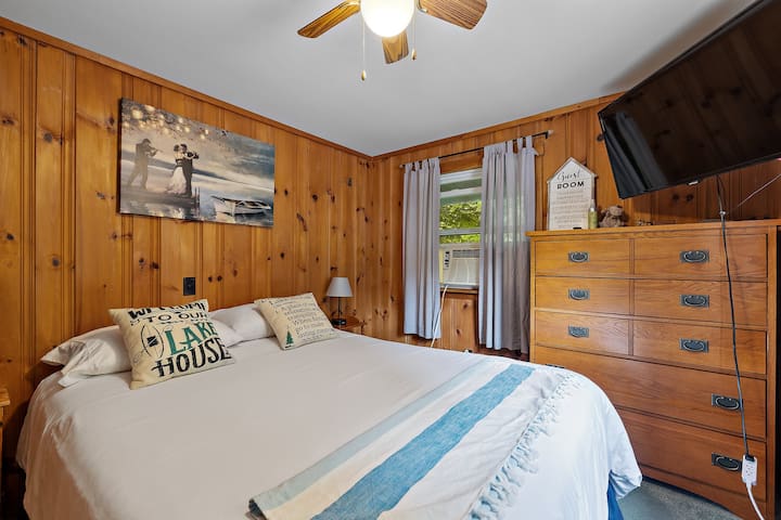Lake House on Belleau Lake; Hot Tub, Kayaks! - Wakefield Lake House on Belleau Lake; Hot Tub, Kayaks! - Wakefield