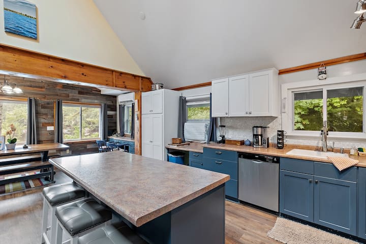 Lake House on Belleau Lake; Hot Tub, Kayaks! - Wakefield Lake House on Belleau Lake; Hot Tub, Kayaks! - Wakefield