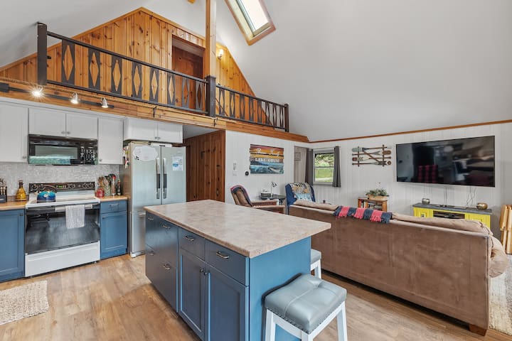 Lake House on Belleau Lake; Hot Tub, Kayaks! - Wakefield Lake House on Belleau Lake; Hot Tub, Kayaks! - Wakefield