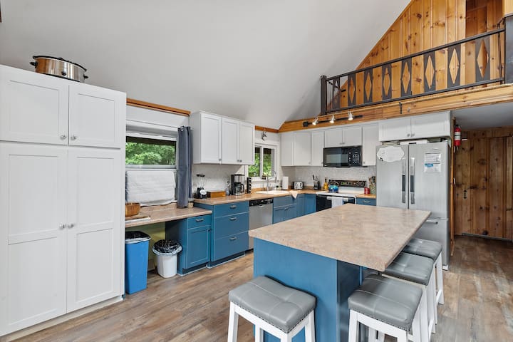 Lake House on Belleau Lake; Hot Tub, Kayaks! - Wakefield Lake House on Belleau Lake; Hot Tub, Kayaks! - Wakefield