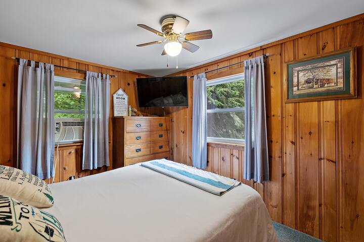 Lake House on Belleau Lake; Hot Tub, Kayaks! - Wakefield Lake House on Belleau Lake; Hot Tub, Kayaks! - Wakefield