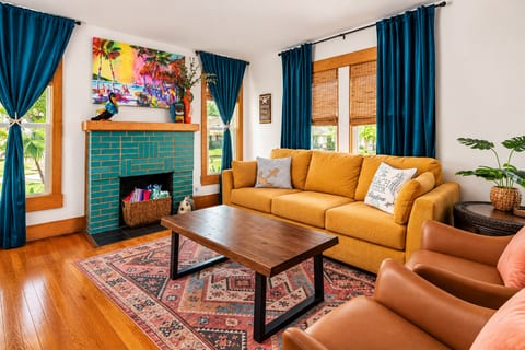 Queen size pull out sofas in both living rooms, for 4 extra guests!