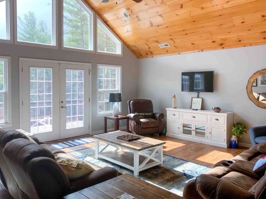 Lots of windows in this large living room, plenty of seating, tv and games. - Fisherman Cove on Lake James - Nebo