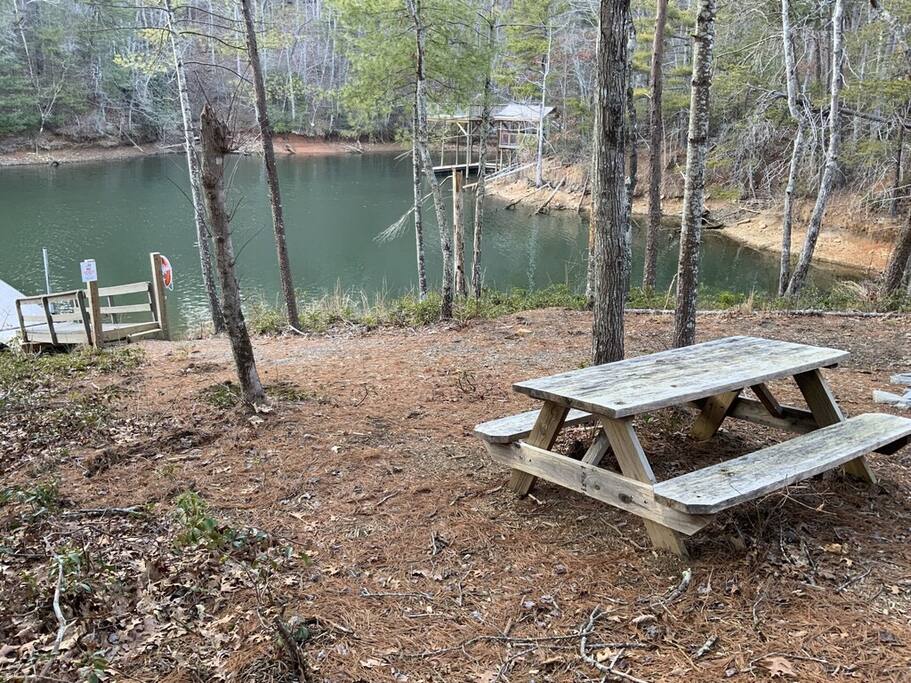 Hanging out by the water - Fisherman Cove on Lake James - Nebo