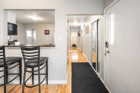 V@Home  Entire house 5Bed2BATH  Shopping /Downtown