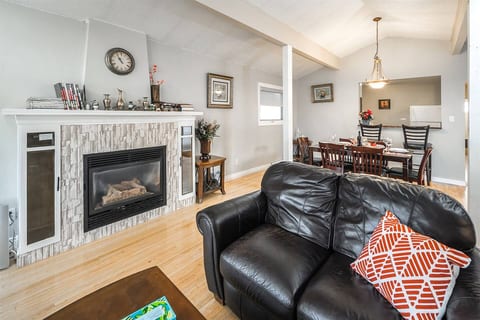 V@Home  Entire house 5Bed2BATH  Shopping /Downtown