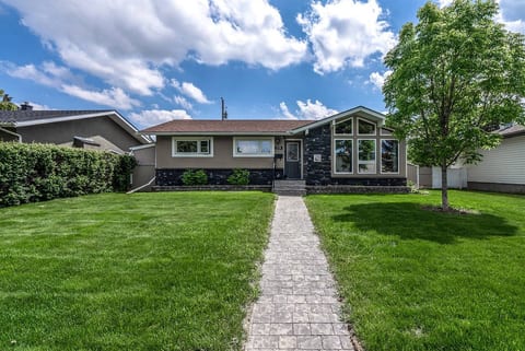 D@home Spacious &comfy by Glenmore /Heritage Park