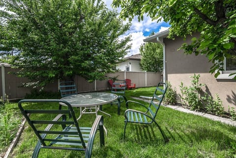 D@home Spacious &comfy by Glenmore /Heritage Park