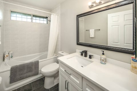 H@Home 5BR2BTH  close to  YYC/Deerfoot Mall/DT
