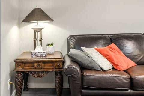 H@Home 5BR2BTH  close to  YYC/Deerfoot Mall/DT