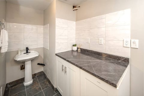 H@Home 5BR2BTH  close to  YYC/Deerfoot Mall/DT