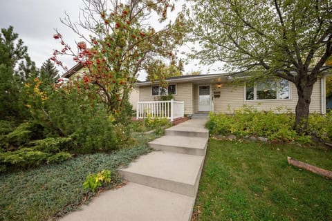 H@Home 5BR2BTH  close to  YYC/Deerfoot Mall/DT