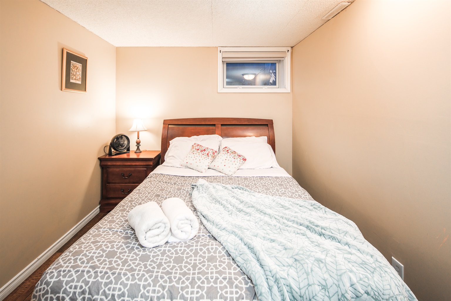 A@Home  Cozy ,Family 4 BR+3 BAH by Chinook Mall - 17 Meadowview Road Southwest