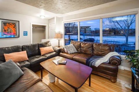 A@Home  Cozy ,Family 4 BR+3 BAH by Chinook Mall