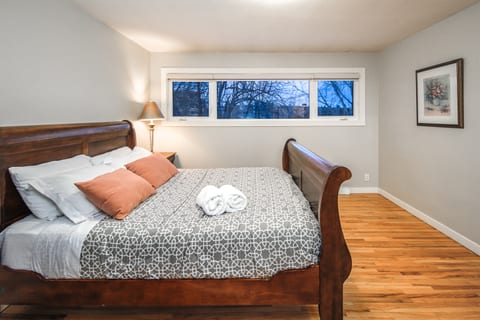 A@Home  Cozy ,Family 4 BR+3 BAH by Chinook Mall