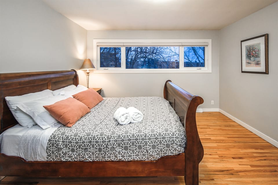 A@Home  Gemütlich, Familie 4 BR+3 BAH bei Chinook Mall - Calgary