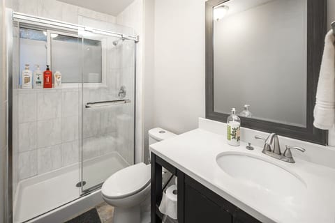 A@Home  Cozy ,Family 4 BR+3 BAH by Chinook Mall