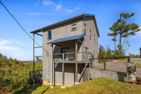 Luxury Cabin, Mtn Views, Theater, Game Room, 4BR