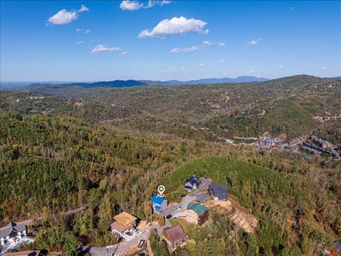 Luxury Cabin, Mtn Views, Theater, Game Room, 4BR