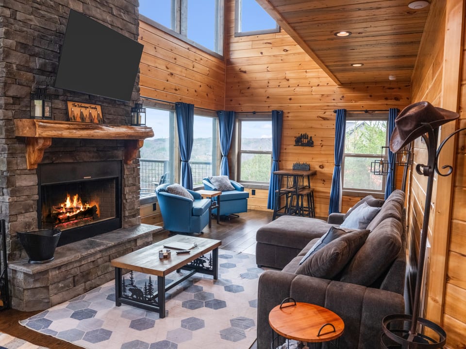 Luxury Cabin, Mtn Views, Theater, Game Room, 4BR - Gatlinburg