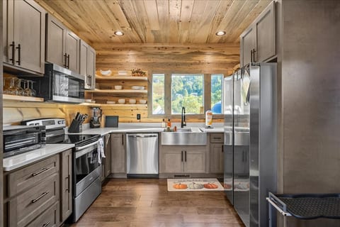 Luxury Cabin, Mtn Views, Theater, Game Room, 4BR