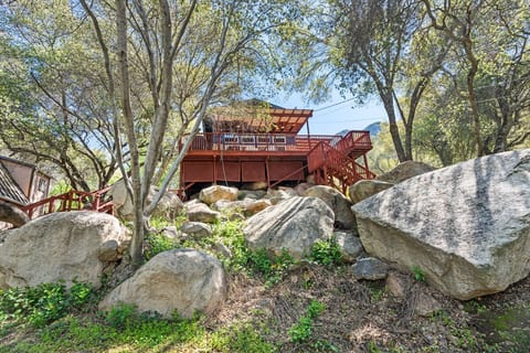 Unique cabin, 2 miles  from Sequoia National park