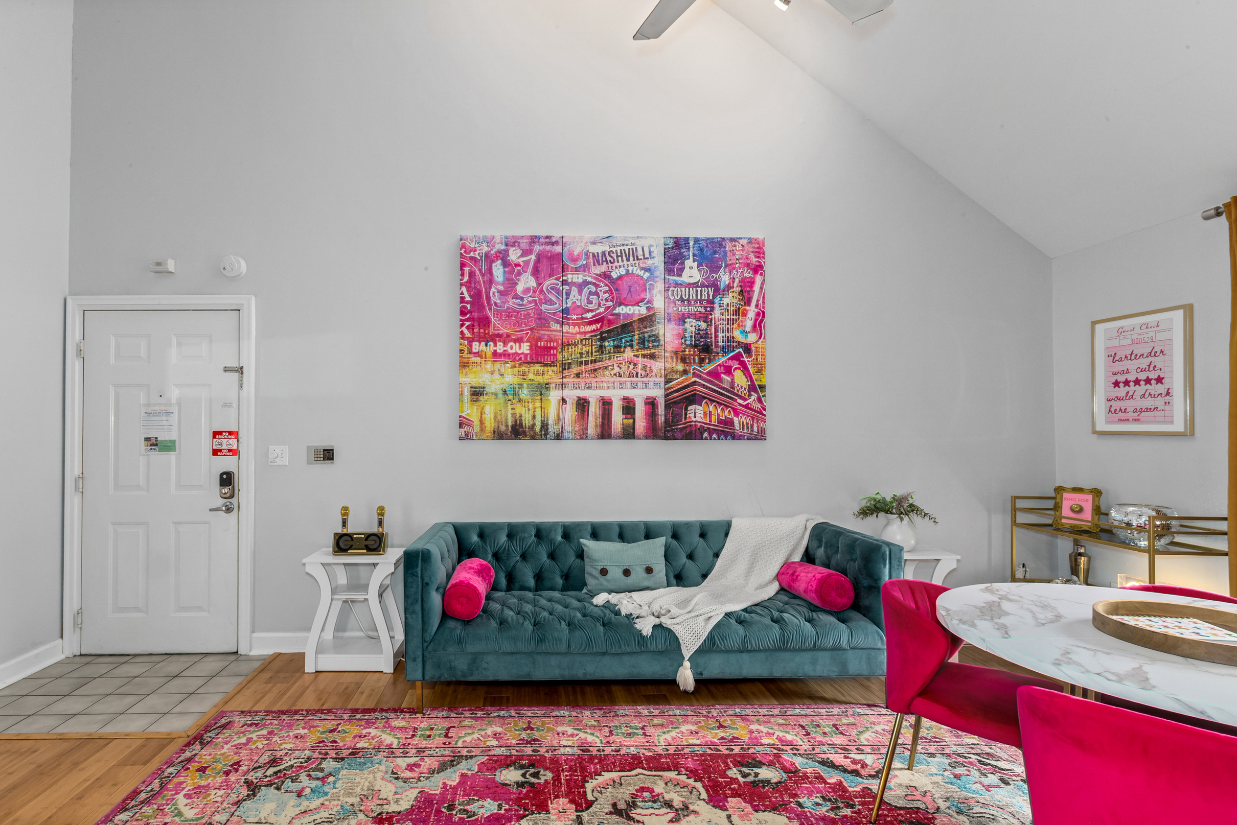 Lainey's Loft! Walk to Broadway, 3 Beds! On 2nd Ave!