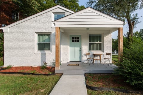 East Nashville Cozy Patio Home w/ Yard in Cool Neighborhood!!