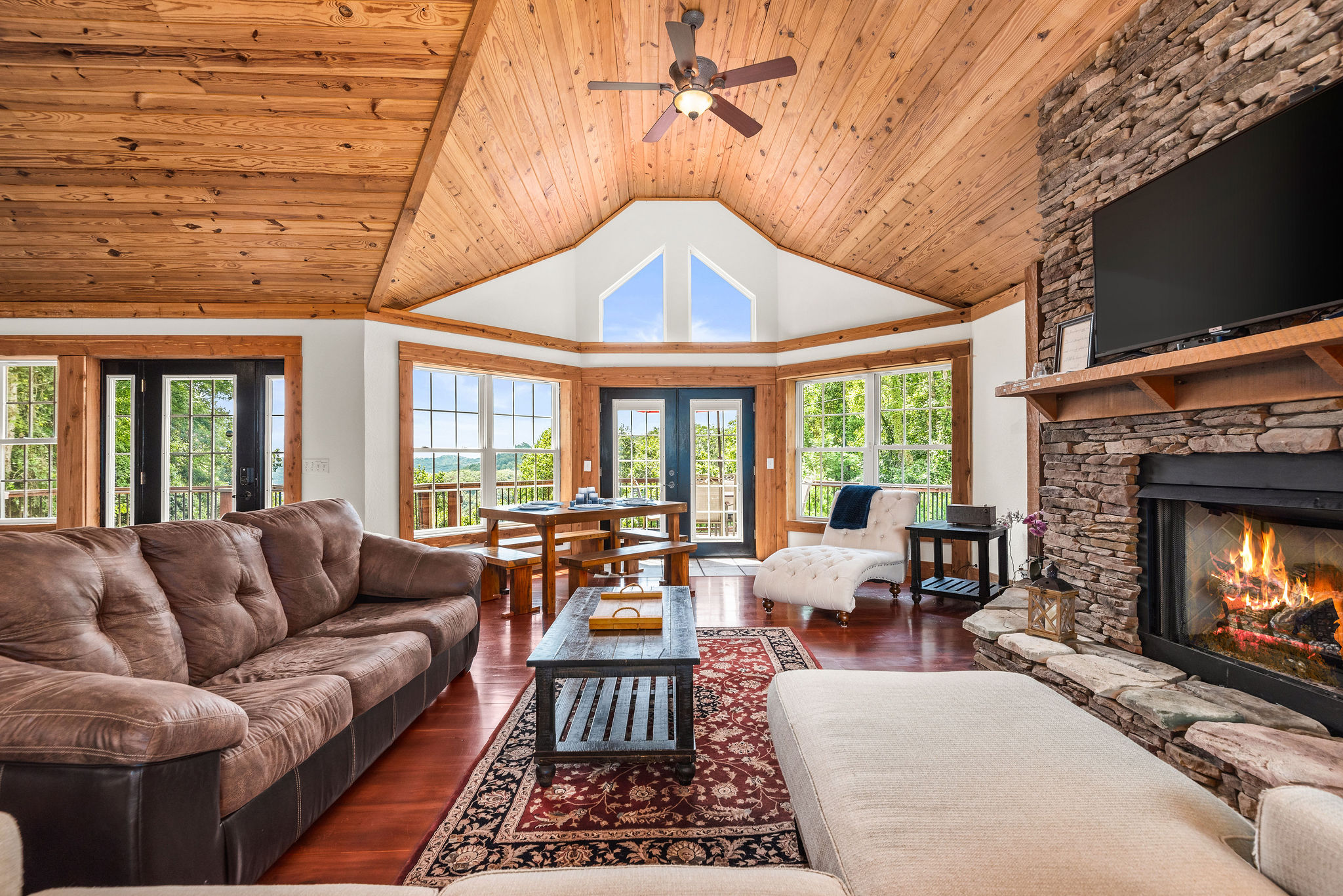 breathtaking-center-hill-lake-view-chalet!-hot-tub!/