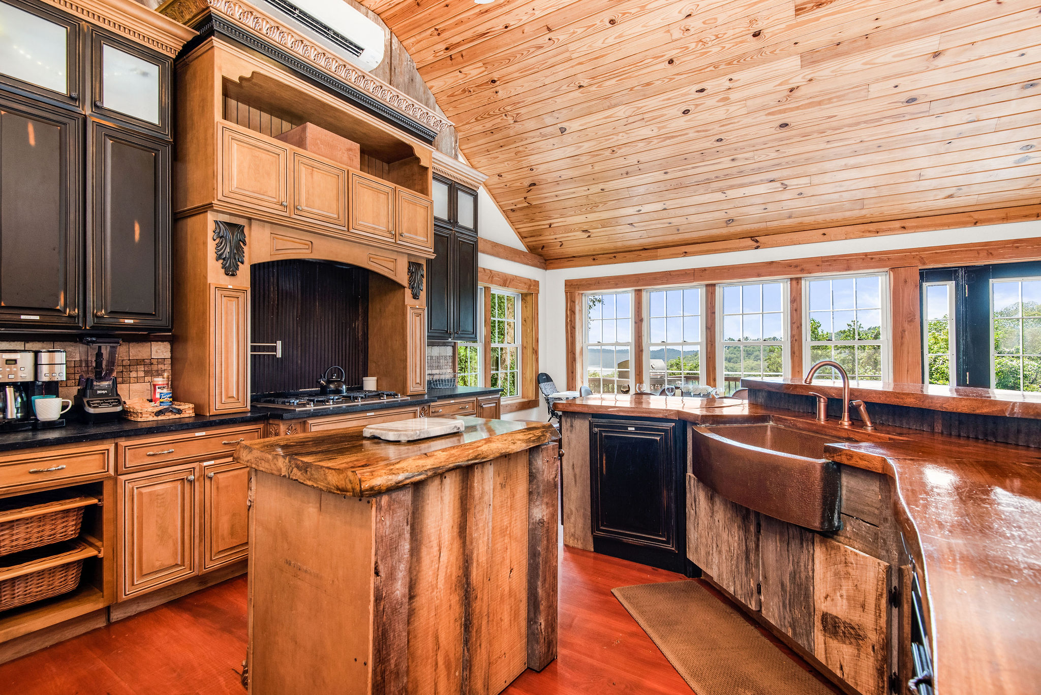 breathtaking-center-hill-lake-view-chalet!-hot-tub!/